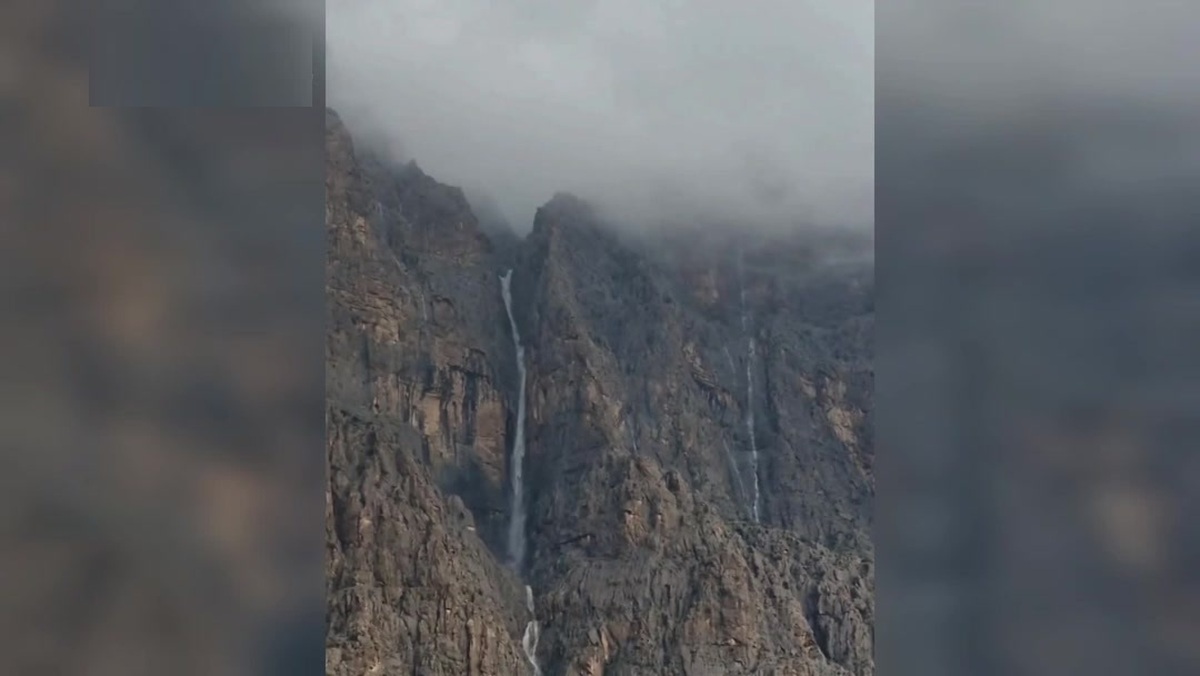 فیلم | باران شدید در کرمانشاه؛ آبشار‌های بیستون زنده شدند