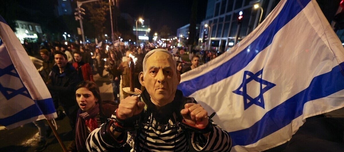 خانواده‌های اسرای اسرائیلی در تظاهرات شب گذشته علیه نتانیاهو، از جنبش...