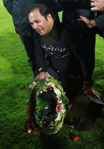 اشک‌های کمک داور فوتبال که امروز خداحافظی کرد+تصاویر