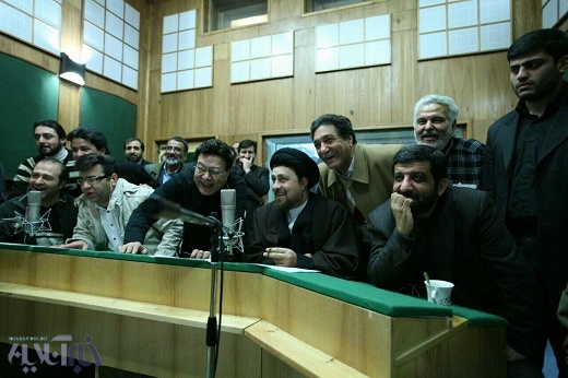 تصویری از سیدحسن خمینی در حال دوبله یک برنامه در صداوسیما