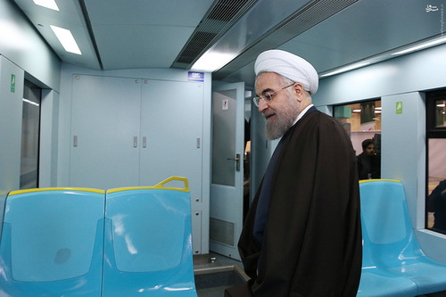 روحانی در مترو /عکس