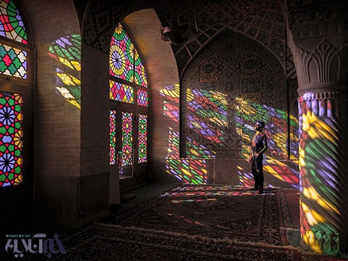 شعبده نور خورشید و شیشه‌های رنگی در مسجد نصیرالملک شیراز/عکس روز نشنال جئوگرافیک