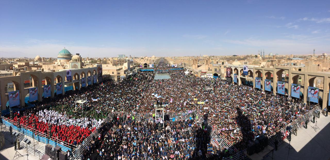 استقبال پرشور مردم استان یزد از رئیس جمهور / خودروی روحانی در میان سیل جمعیت