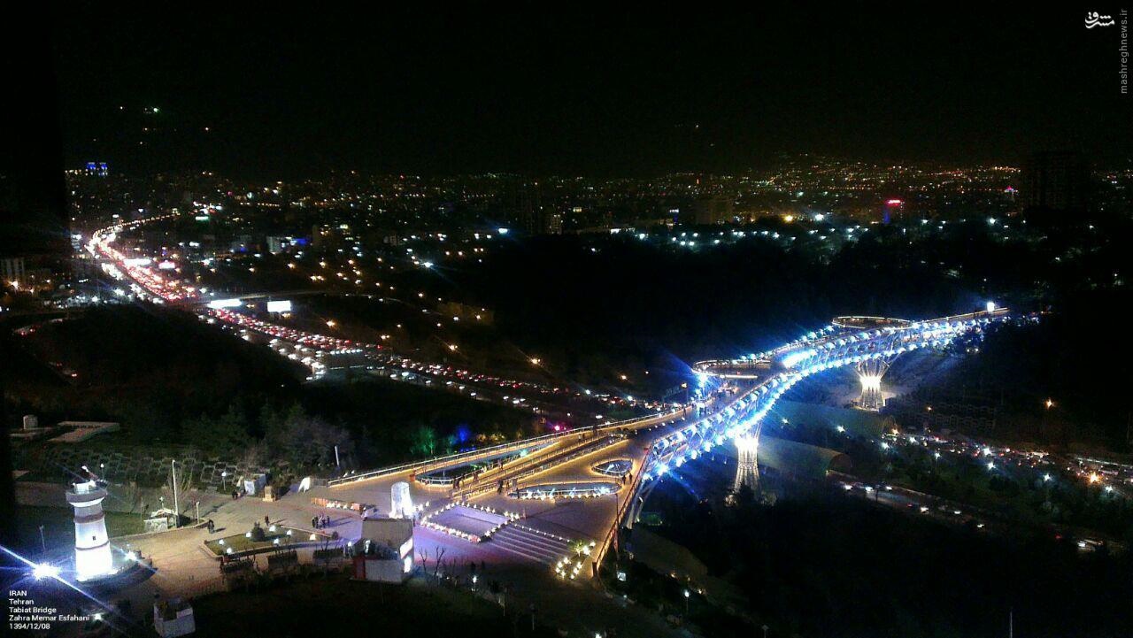 نمای زیبا از پل طبیعت در شب