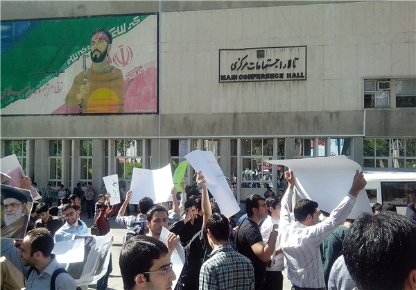 تجمع و شعارهای مخالفان و حامیان هاشمی در دانشگاه امیرکبیر