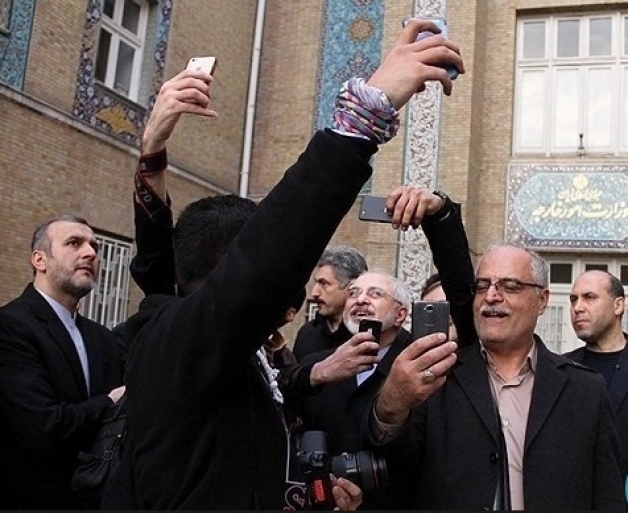 تصاویر/ سلفی با سیاست مداران