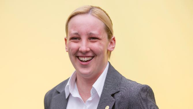 دختر ۲۰ ساله؛ شگفتی‌ساز انتخابات بریتانیا+ ۴عکس
