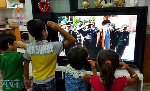 تصویری که دفتر رهبری در اینستاگرام منتشر کرد؛ احترام نظامی کودکان از پای تلویزیون+عکس