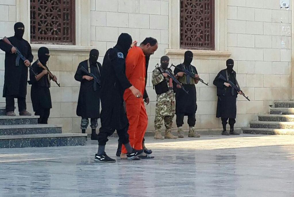 داعش سرباز لیبیایی را مقابل چشم کودکان سربرید+ تصاویر