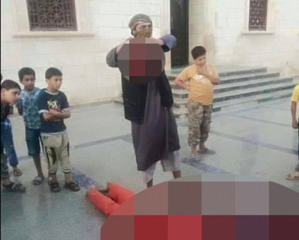 داعش سرباز لیبیایی را مقابل چشم کودکان سربرید+ تصاویر