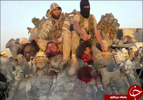 عکس یادگاری عناصر جبهه النصره با سرهای داعشی‌ها! + تصویر (۱۸+)