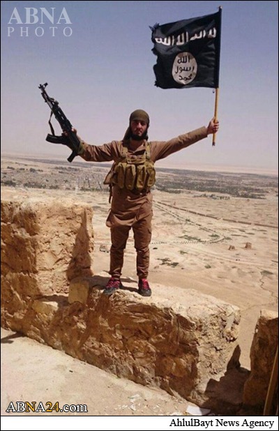 پرچم داعش در بالای قلعه تاریخی سوریه + عکس
