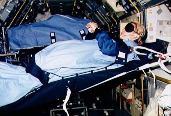 فضانوردان چگونه می‌خوابند+عکس