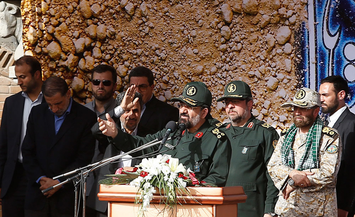 سخنرانی محسن رضایی با لباس سپاه در کنار احمدی‌نژاد/ عکس