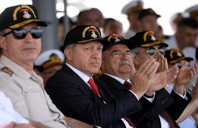 اردوغان با کلاه نظامی/عکس