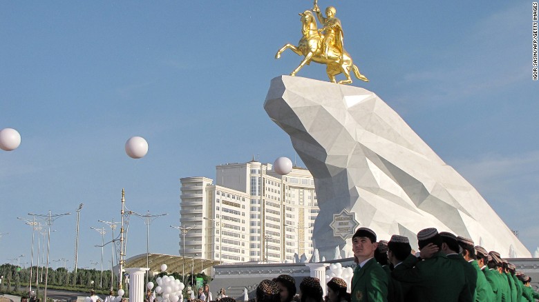 عکس/ رئیس جمهور ترکمنستان مجسمه طلایش را ساخت