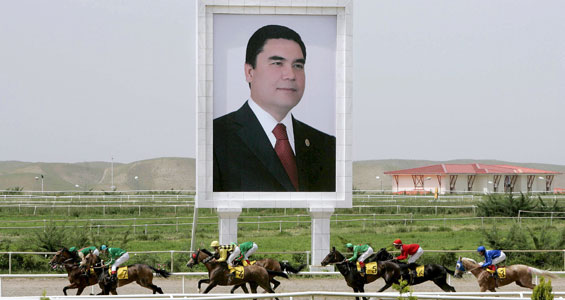 عکس/ رئیس جمهور ترکمنستان مجسمه طلایش را ساخت