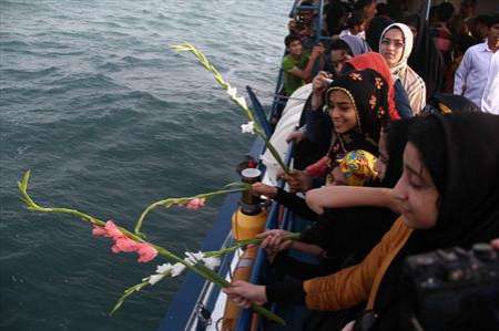 شهادتگاه 290مسافر ایرباس در آبهای خلیج فارس گلباران شد+تصاویر