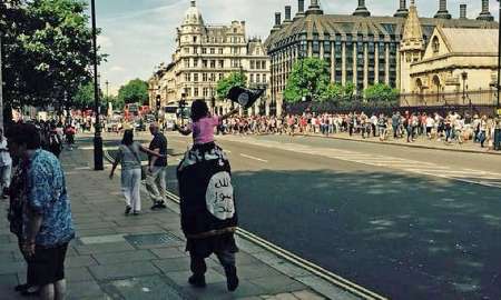 پلیس انگلیس تماشاگر نمایش پرچم داعش در قلب لندن