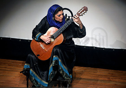 اولین زن ایرانی که در جهان دکترای گیتار گرفت+عکس