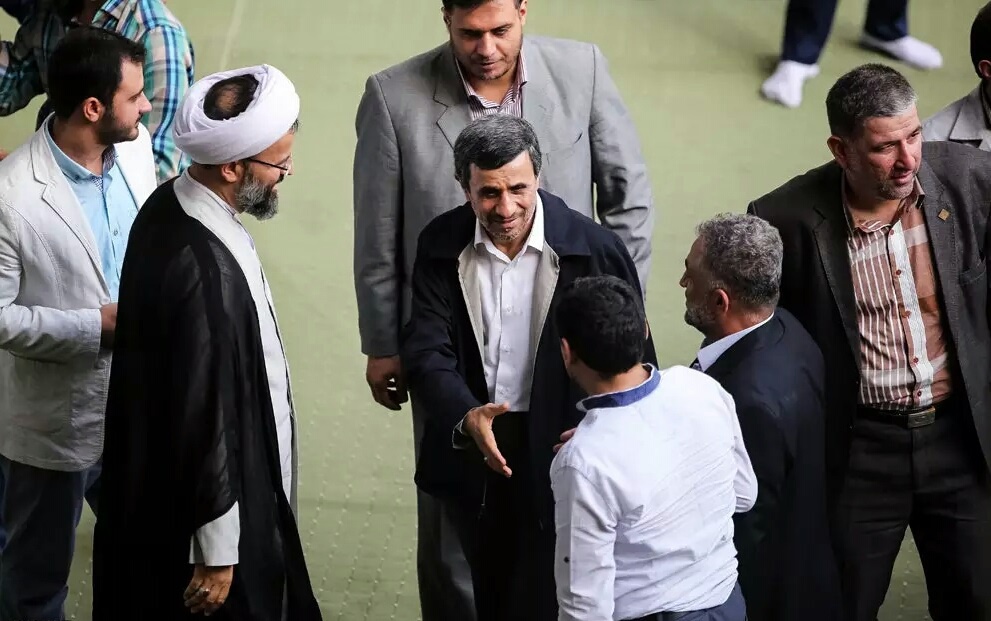 احوالپرسی احمدی‌نژاد در حاشیه نماز عید فطر + تصاویر