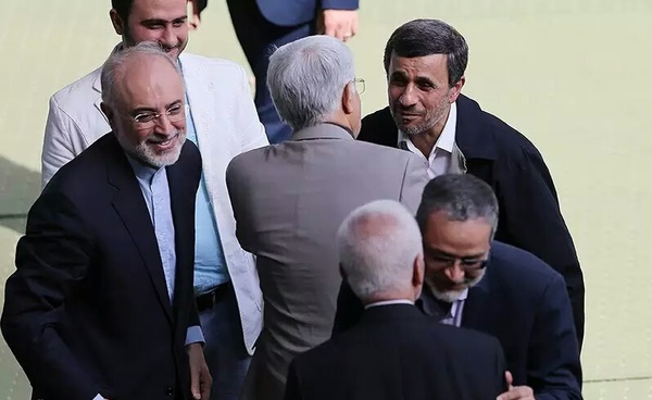 احوالپرسی احمدی‌نژاد در حاشیه نماز عید فطر + تصاویر