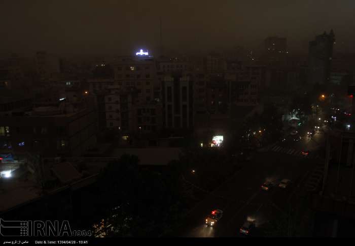 طوفان شدید آسمان تهران را تیره کرد؛ قطع برق در برخی مناطق/هواشناسی: چیزی از سرعت طوفان نمی‌دانستیم!