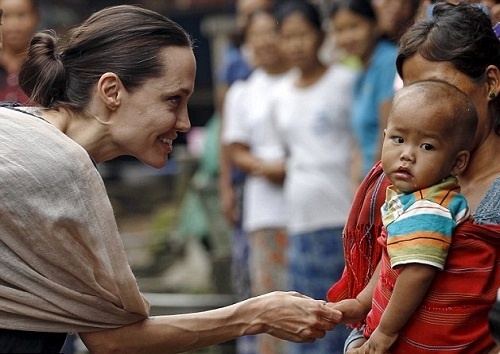 دیدار آنجلینا جولی با کودکان جنگ‌زده میانمار +عكس