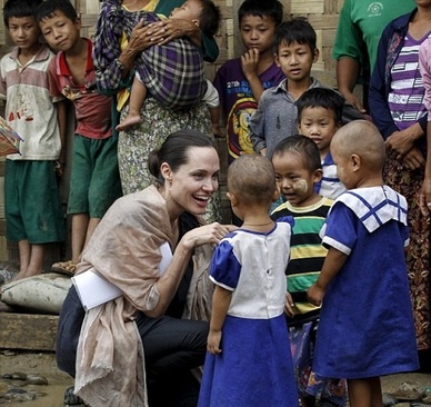 دیدار آنجلینا جولی با کودکان جنگ‌زده میانمار +عكس
