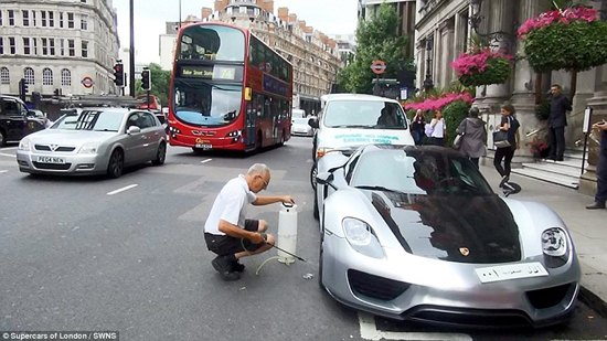 ترافیک یک ساعته به خاطر شستن پورشه میلیونر عربستانی در لندن + تصاویر