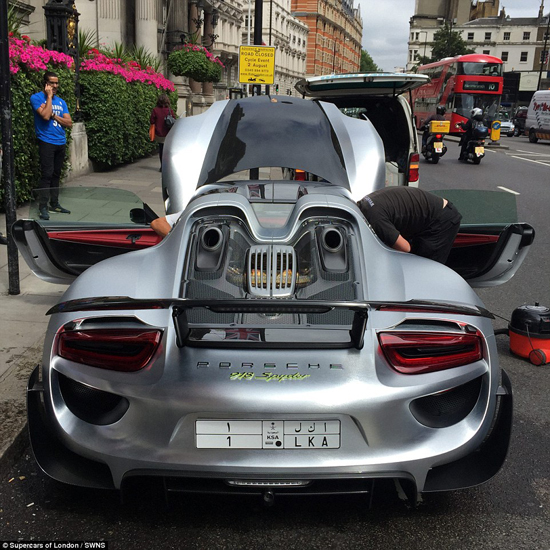 ترافیک یک ساعته به خاطر شستن پورشه میلیونر عربستانی در لندن + تصاویر