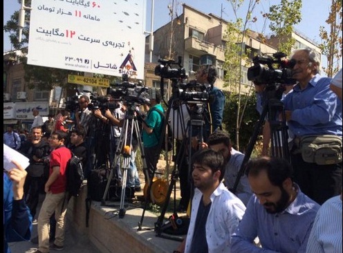 انتظار خبرنگاران در مقابل سفارت انگلیس /عکس