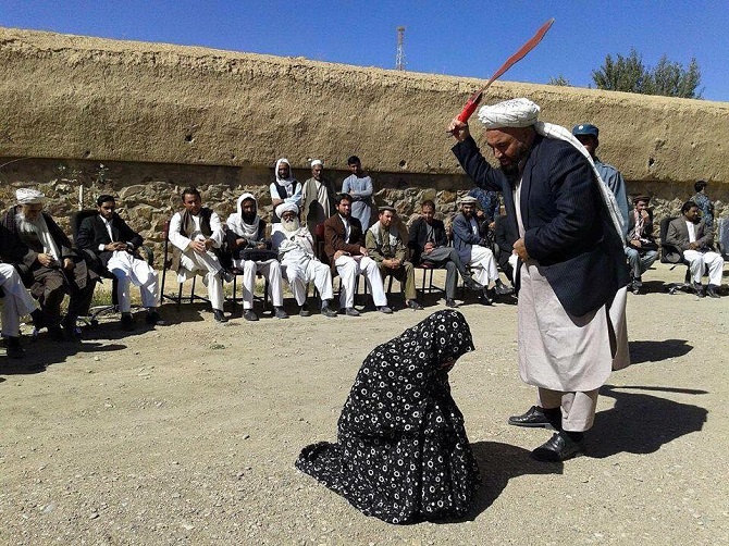 شلاق یک زن در افغانستان /عکس