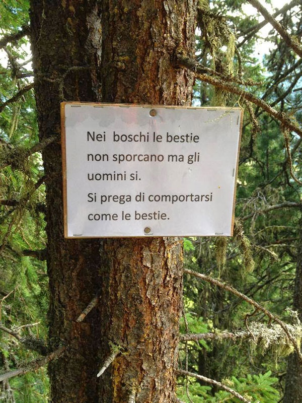 لطفا مثل حیوانات رفتار کنید!/تابلویی در جنگل‌های ایتالیا