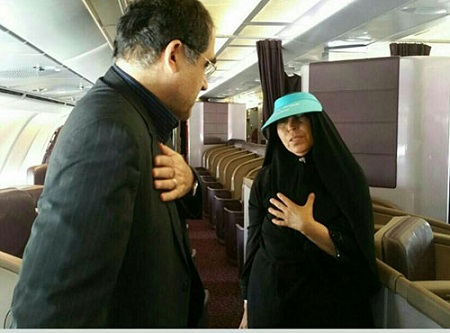 تصاویر/همدردی وزیر بهداشت با حجاج در هواپیما
