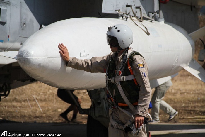 بمب روسی ، دقایقی قبل از پرتاب بر سر داعشی ها /عکس