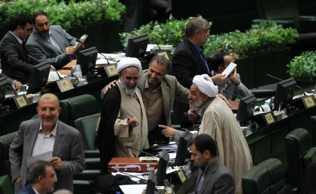 چهره خندان روح الله حسینیان پس از تصویب برجام در جلسه امروز مجلس