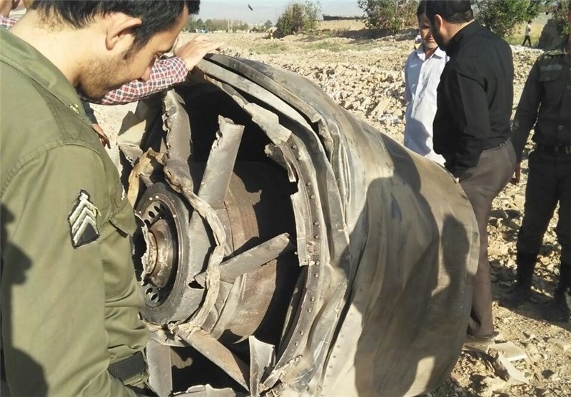 سقوط قطعاتی از یک هواپیما و فرود اضطراری در فرودگاه مهرآباد+تصاویر