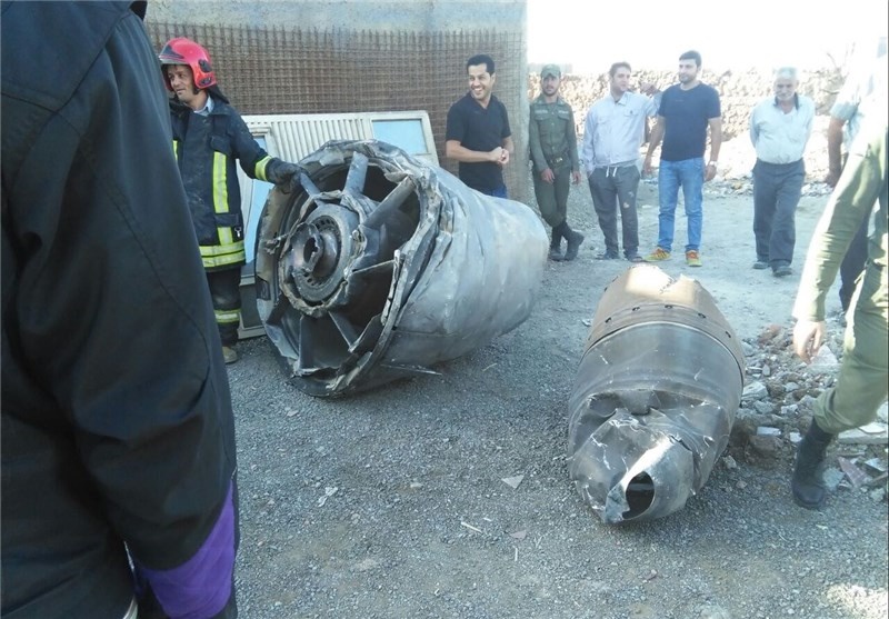سقوط قطعاتی از یک هواپیما و فرود اضطراری در فرودگاه مهرآباد+تصاویر