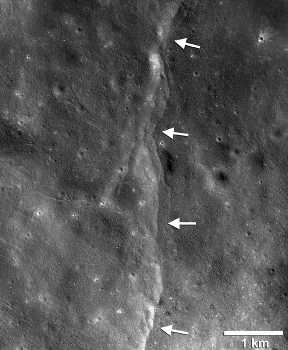 کشف تازه؛ زمین در حال ماساژ ماه است!+تصویر