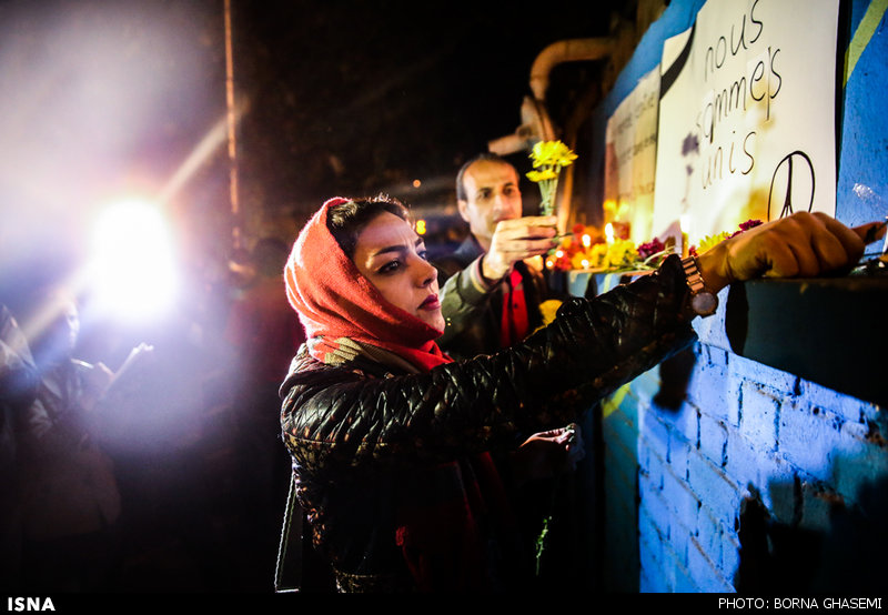تصاویر/ هم‌دردی جمعی از ایرانیان با قربانیان حادثه تروریستی فرانسه