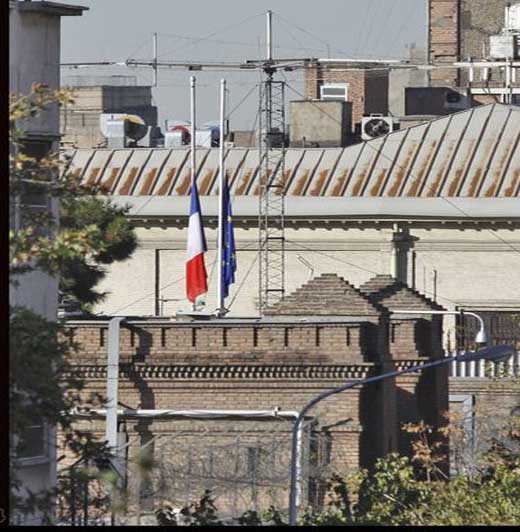 عکس/نیمه افراشته شدن پرچم فرانسه در تهران
