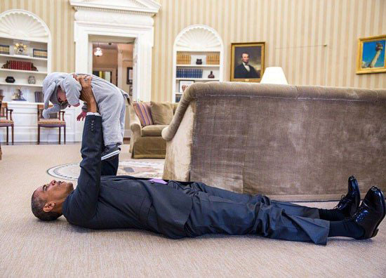 دراز کشیدن اوباما در کاخ سفید +عکس