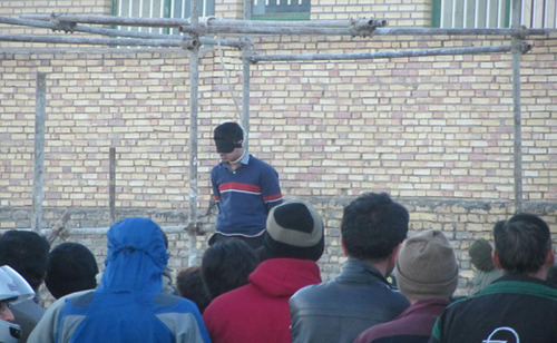 اعدام مجرم 20 ساله در ملاءعام در سمنان +عکس