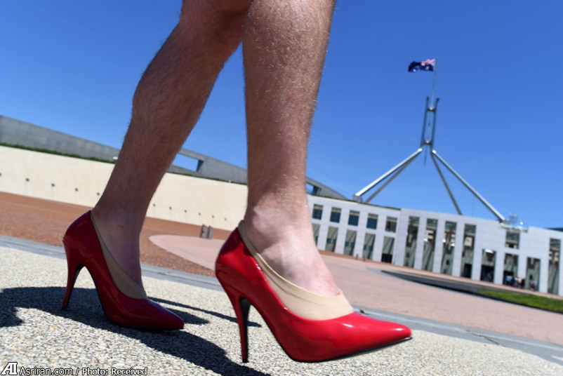 راهپیمایی مردان با کفش زنانه /عکس