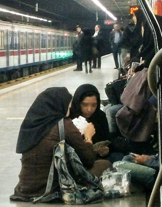ورق‌بازی دختران در مترو تهران؟+تصویـر