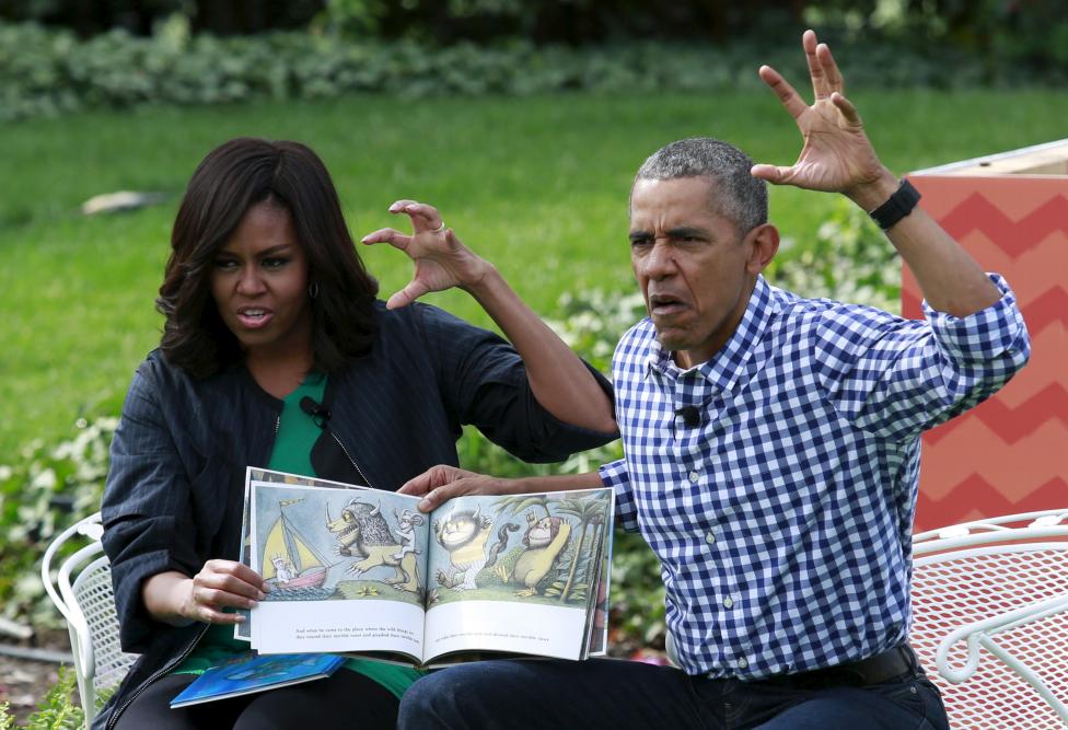 عکس/ ژست اوباما و همسرش در حال قصه خوانی