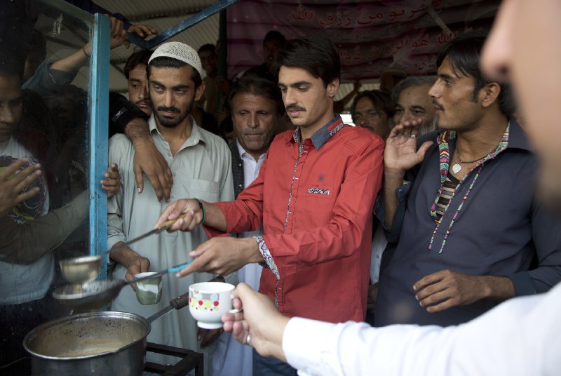 پسر چای فروش چشم آبی پاکستانی بازیگر شد