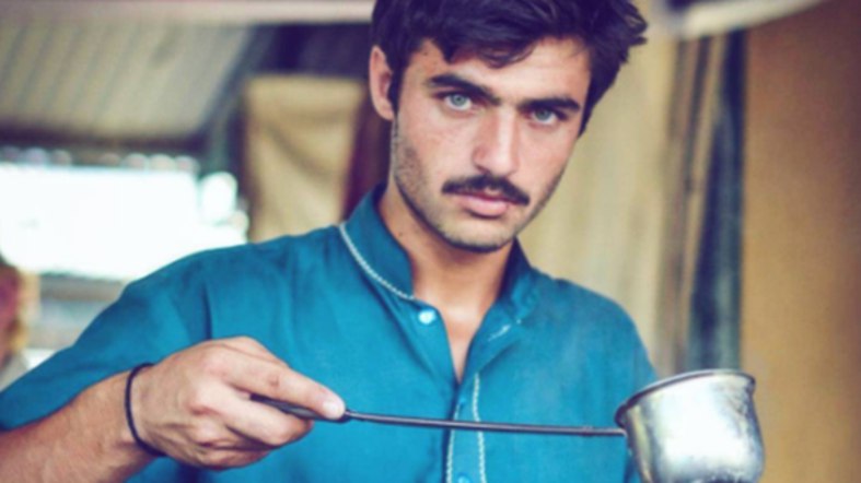 پسر چای فروش چشم آبی پاکستانی بازیگر شد