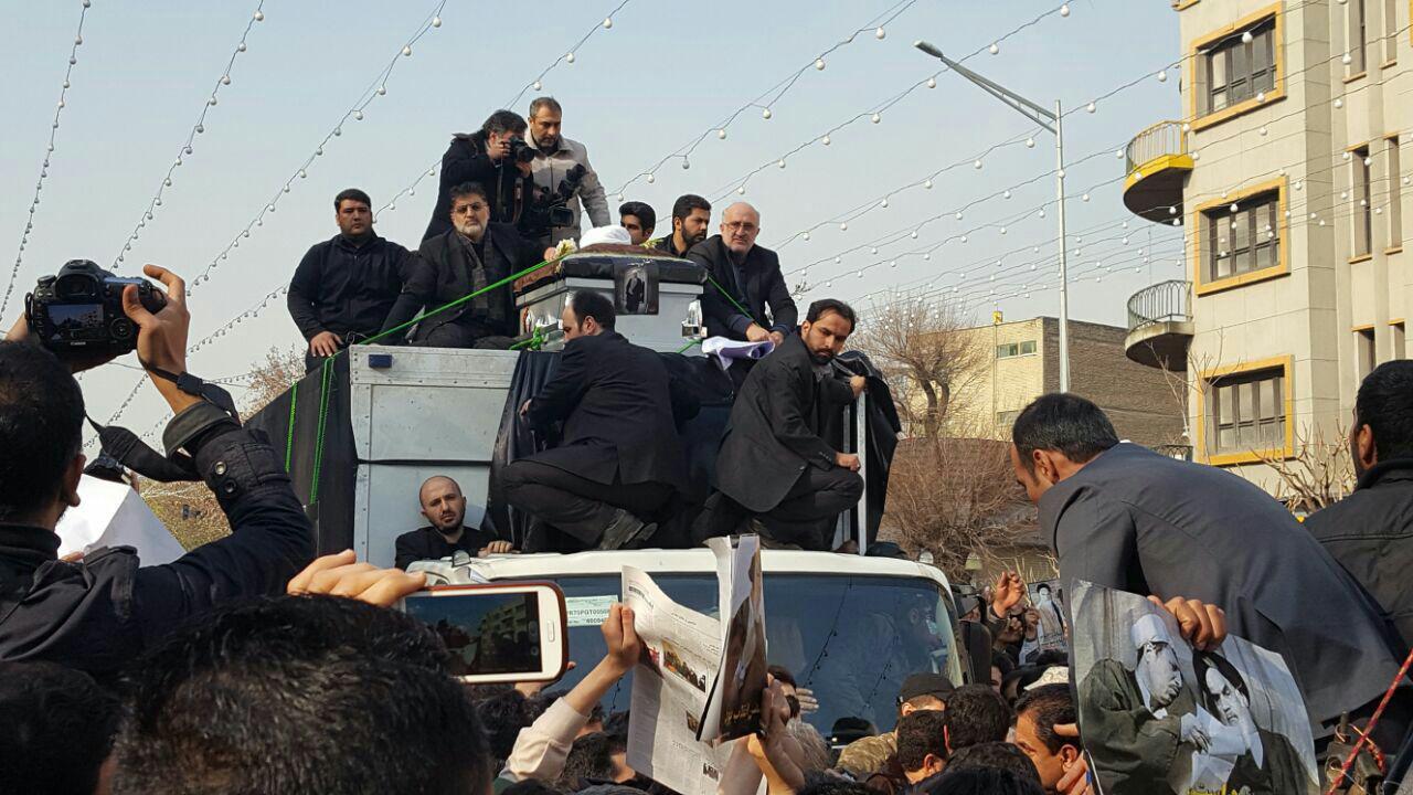 عکس/ خودروی حامل پیکر آیت الله هاشمی رفسنجانی در خیابان انقلاب